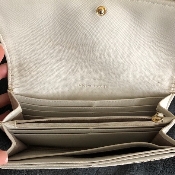 Michael Kors Wallet - Picture 3 of 4